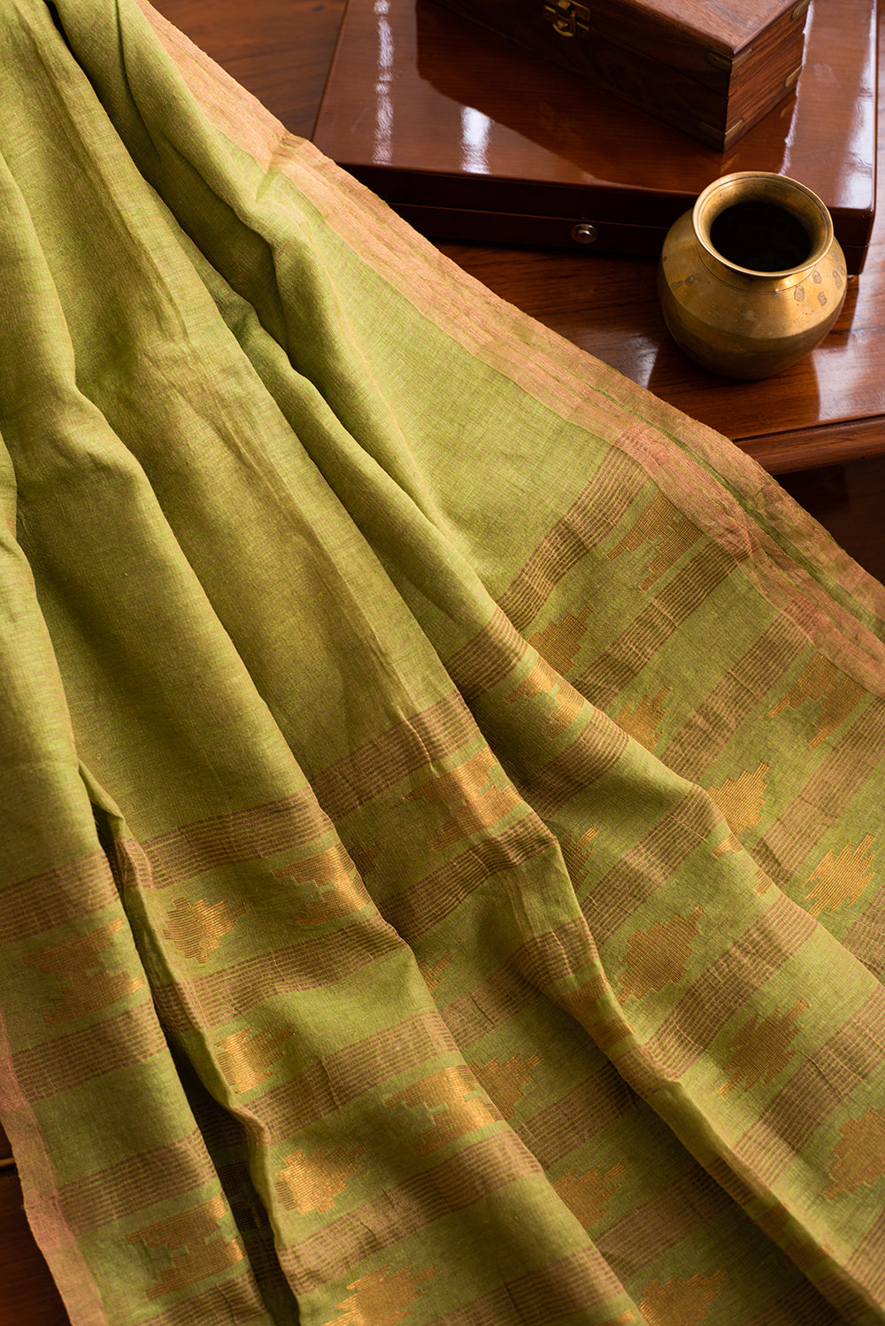 Leaf Green Bengal Matka & Tissue Jamdani